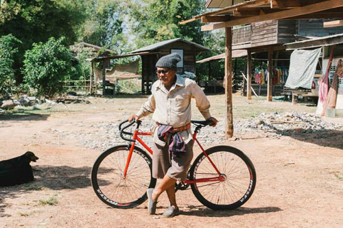ลุงชัยเป็นคนชิค ๆ ภาพชุดสะท้อนไลฟ์สไตล์ชาวกรุง คนแชร์เพียบ