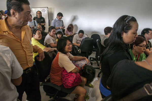 สะเทือนใจ ญาติผู้โดยสาร QZ8501 ร่ำไห้ เฝ้ารอข่าวคราวเครื่องบินที่หายไป