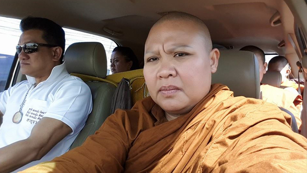 หลวงแม่พระภิษุณี มโนรา หญิงห่มเหลือง เซลฟี่ขอบิณฑบาตค่าน้ำมัน