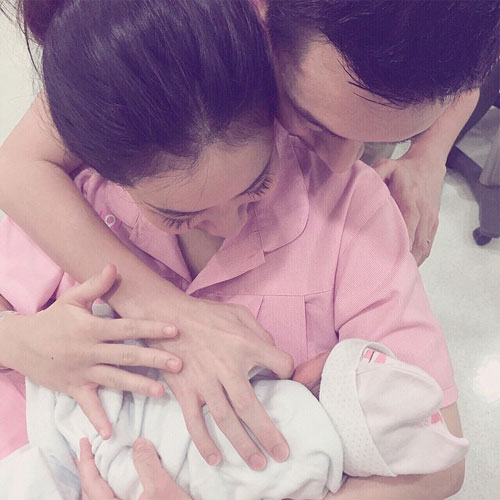 เผยภาพ 3 สาวตระกูลชินวัตร อุ้มหลานแฝดด้วยสีหน้ายิ้มแย้ม 