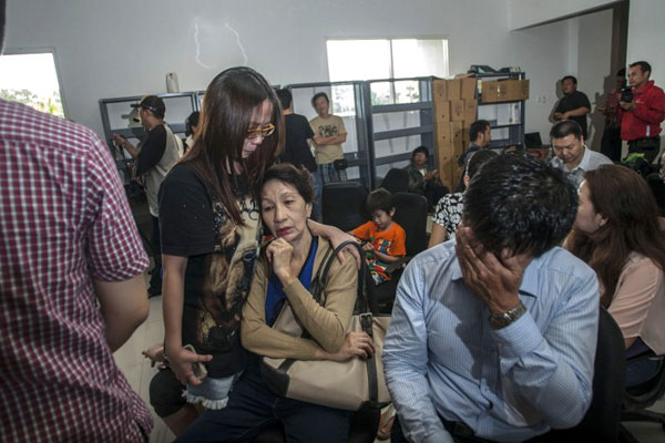 สะเทือนใจ ญาติผู้โดยสาร QZ8501 ร่ำไห้ เฝ้ารอข่าวคราวเครื่องบินที่หายไป