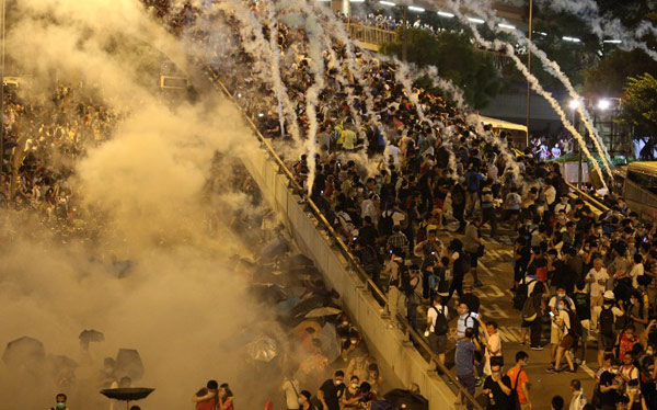 ชาวฮ่องกงยึดย่านธุรกิจชุมนุมใหญ่ ร้องสิทธิทางการเมือง