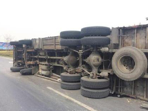 รถขนส้มคว่ำเทกระจาดกว่า 30 ตัน และนี่คือสิ่งที่เกิดขึ้น