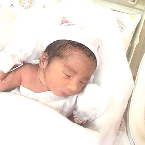 เผยภาพ 3 สาวตระกูลชินวัตร อุ้มหลานแฝดด้วยสีหน้ายิ้มแย้ม