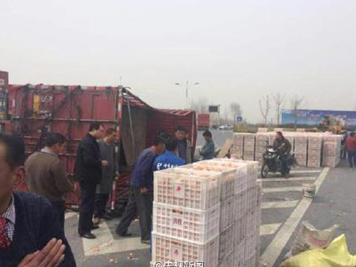 รถขนส้มคว่ำเทกระจาดกว่า 30 ตัน และนี่คือสิ่งที่เกิดขึ้น