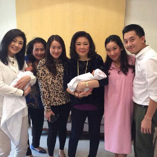 เผยภาพ 3 สาวตระกูลชินวัตร อุ้มหลานแฝดด้วยสีหน้ายิ้มแย้ม