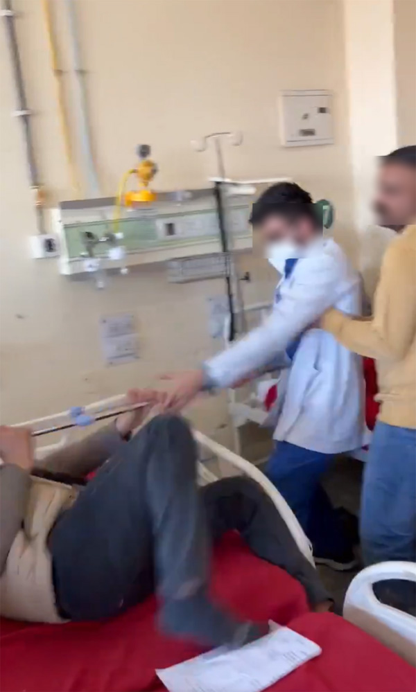 หมออินเดียสติหลุด ทุบคนไข้