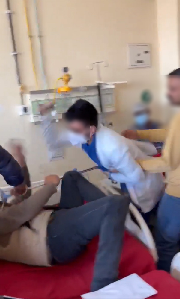 หมออินเดียสติหลุด ทุบคนไข้