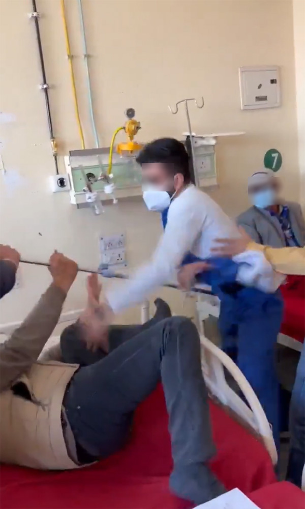 หมออินเดียสติหลุด ทุบคนไข้