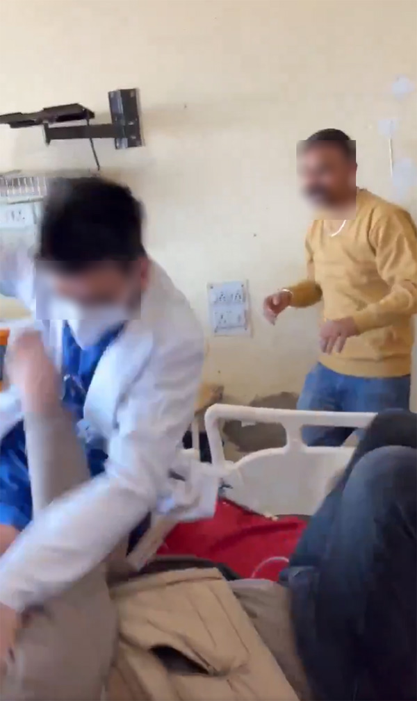 หมออินเดียสติหลุด ทุบคนไข้