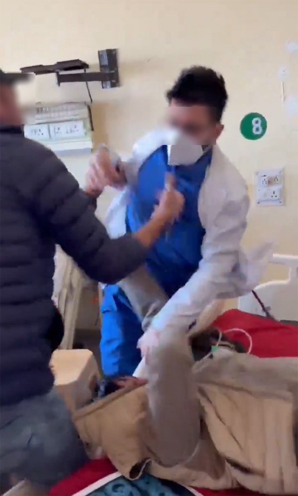 หมออินเดียสติหลุด ทุบคนไข้