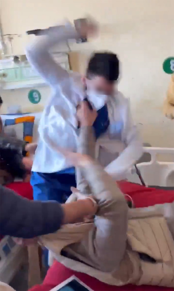 หมออินเดียสติหลุด ทุบคนไข้