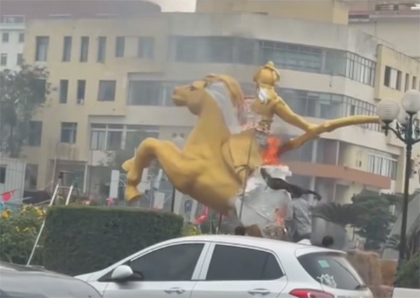 ไฟไหม้รูปปั้นม้ายักษ์