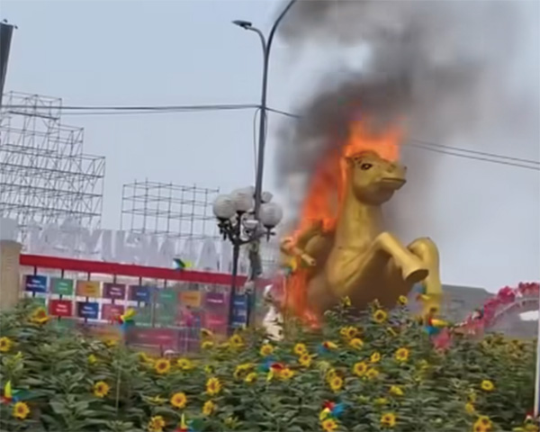 ไฟไหม้รูปปั้นม้ายักษ์