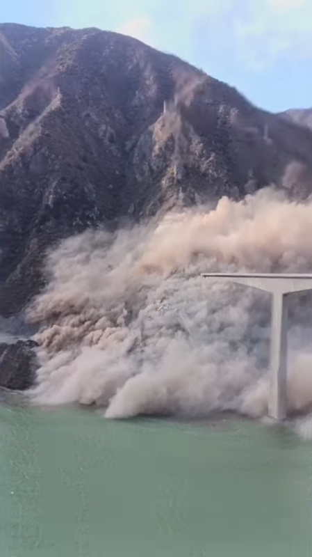 สะพานพังถล่ม ฝุ่นคลุ้งทั่วในจีน ชี้เพิ่งสร้างเสร็จเมื่อต้นปี