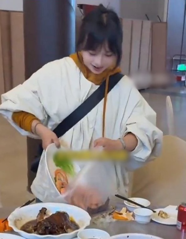 สาวไม่ได้รับเชิญ ไปงานแต่งงานกว่า 100 ครั้ง