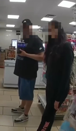 สาวเข้าร้านสะดวกซื้อ แอบทำสัญญาณมือ