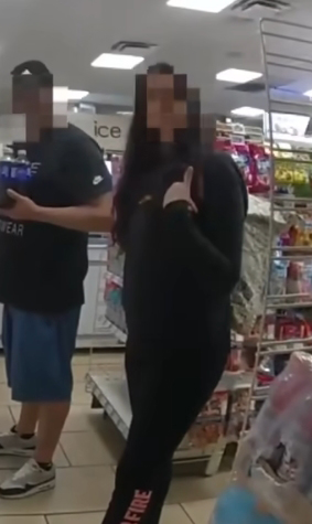 สาวเข้าร้านสะดวกซื้อ แอบทำสัญญาณมือ