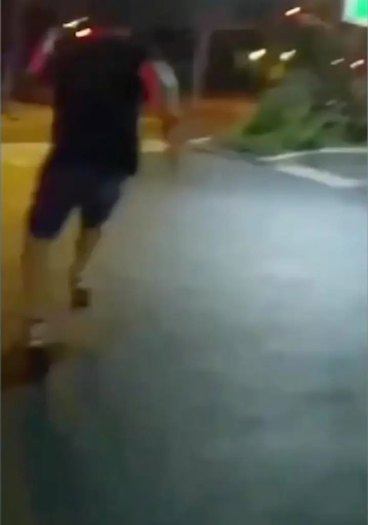 สาวเข้าร้านสะดวกซื้อ แอบทำสัญญาณมือ