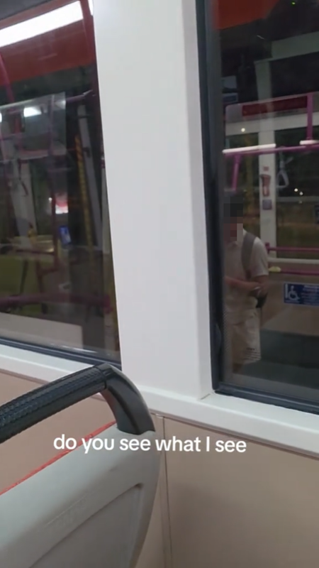 เงาเด็กบนหน้าต่าง