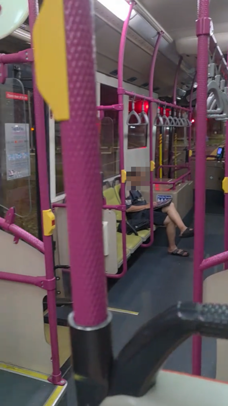 เงาเด็กบนหน้าต่าง