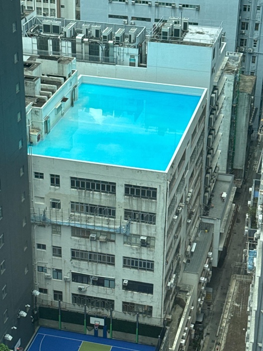 สระว่ายน้ำบนดาดฟ้า