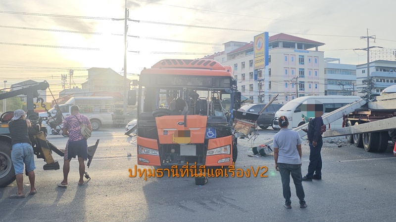 รถเมล์ชนรถบรรทุก