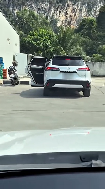 สาวก้มดูมือถือ เฟลเดินไปขึ้นรถผิดคัน