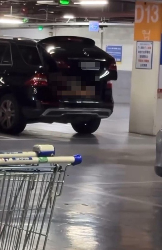 ว่อนภาพ รถหรูสั่นแรงในลานจอด