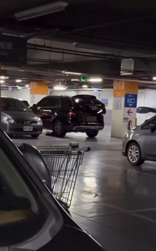 ว่อนภาพ รถหรูสั่นแรงในลานจอด