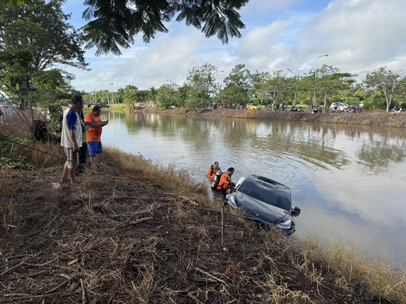 รถยี่ห้อดังจมน้ำ รถไหลไปไกลร้อยเมตร ประตูเปิดไม่ได้
