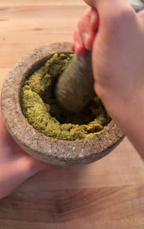 เด็กฝรั่งทำแกงเขียวหวานสูตรไทย