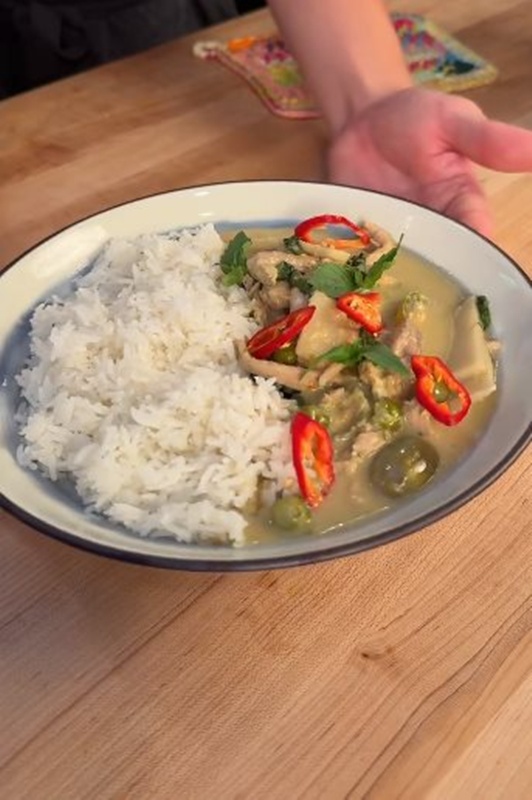 เด็กฝรั่งทำแกงเขียวหวานสูตรไทย