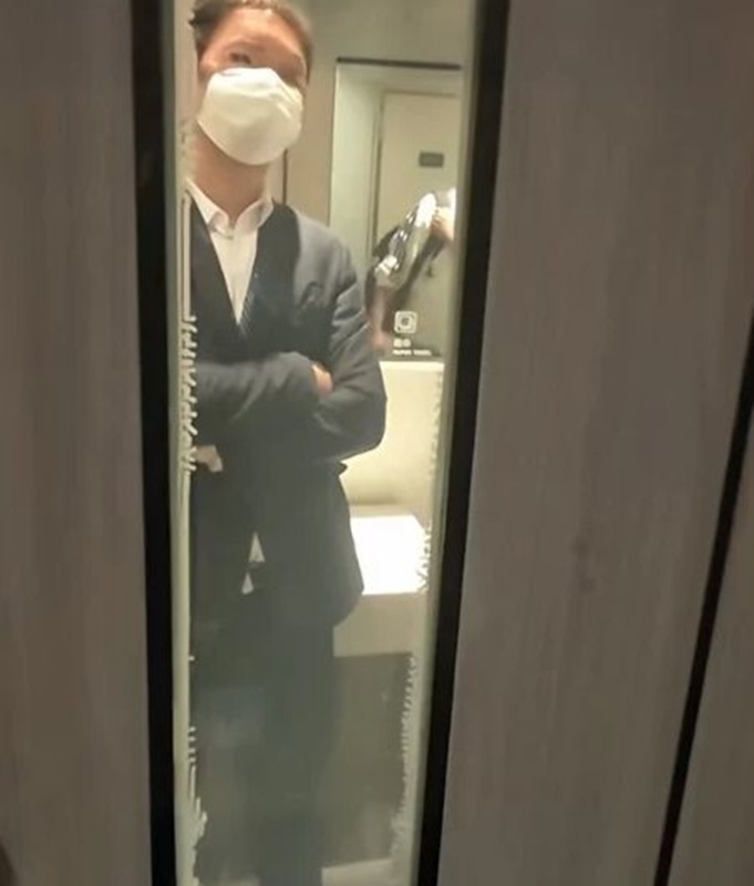 ห้องน้ำชายติดประตูกระจกพิเศษ