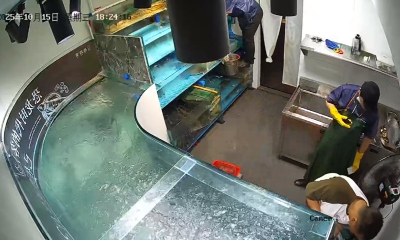 ตู้ปลายักษ์แตก น้ำทะลัก