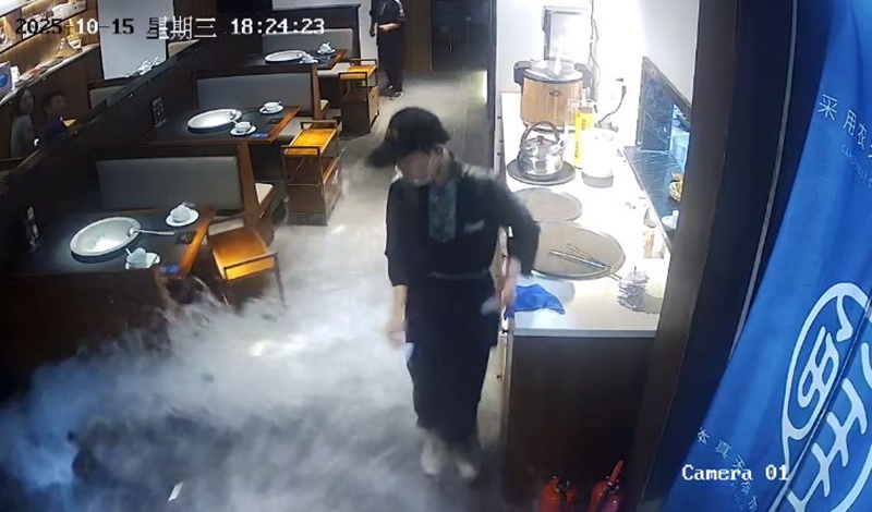 ตู้ปลายักษ์แตก น้ำทะลัก