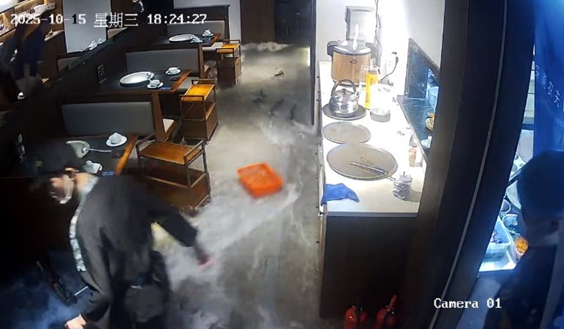 ตู้ปลายักษ์แตก น้ำทะลัก