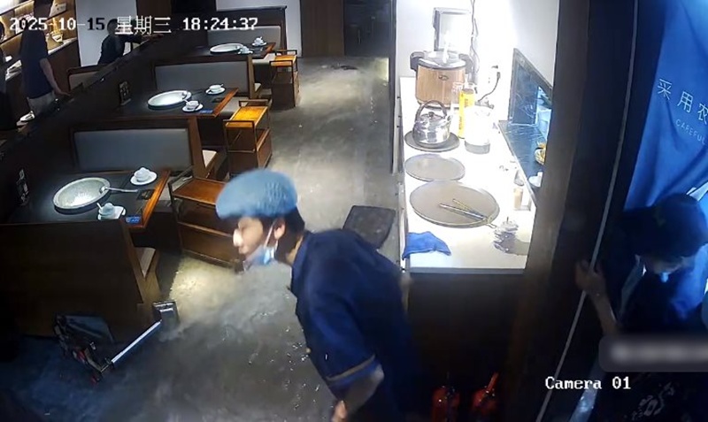 ตู้ปลายักษ์แตก น้ำทะลัก