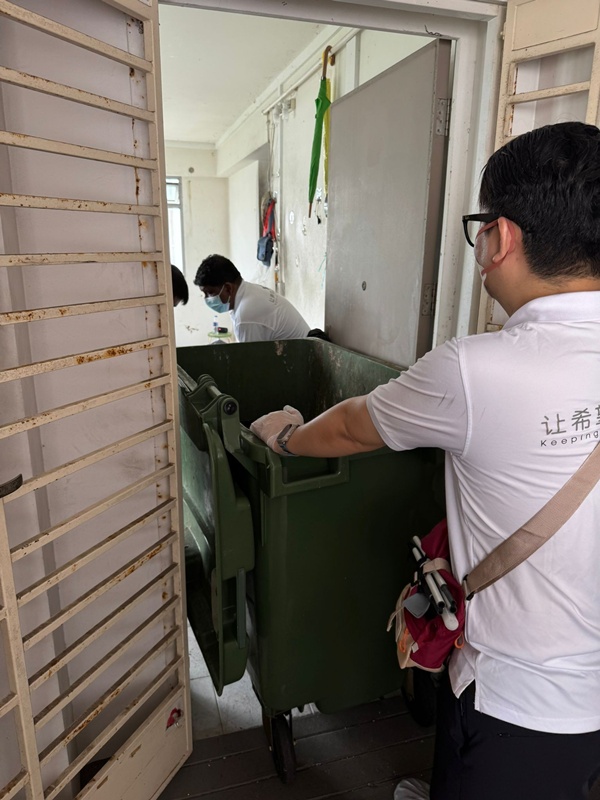 ช็อกสภาพห้องคุณตา นอนบนขยะเป็นสิบปี