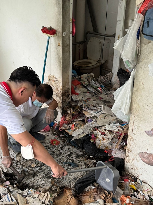 ช็อกสภาพห้องคุณตา นอนบนขยะเป็นสิบปี