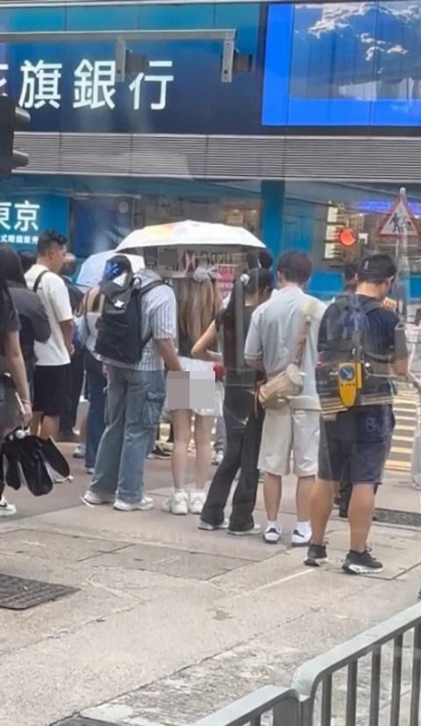 หนุ่มเดินล้วงกระโปรงสาวกลางถนน