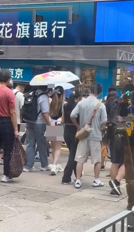 หนุ่มเดินล้วงกระโปรงสาวกลางถนน