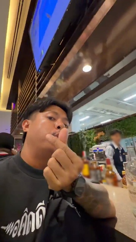 ขุดอีกคลิป แจ็ก แปปโฮ โผล่เล้าจ์สายการบินดัง หยิบเหล้าเสิร์ฟลูกค้ากระดก