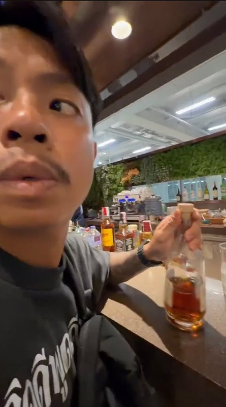 ขุดอีกคลิป แจ็ก แปปโฮ โผล่เล้าจ์สายการบินดัง หยิบเหล้าเสิร์ฟลูกค้ากระดก