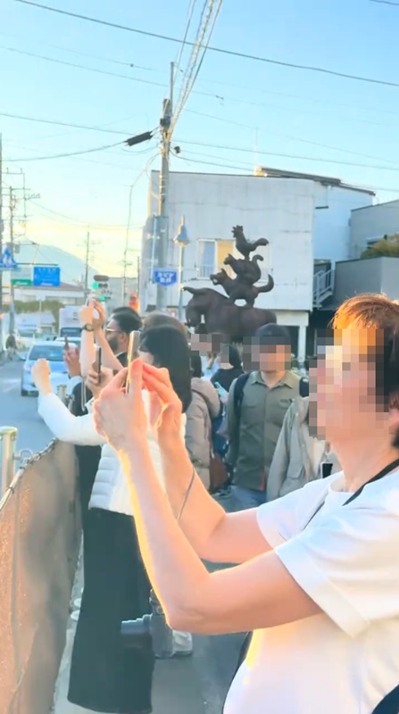 อินฟลูดัง เที่ยวญี่ปุ่น เต้นบนหลังคารถที่ฟูจิ คนสวดยับ