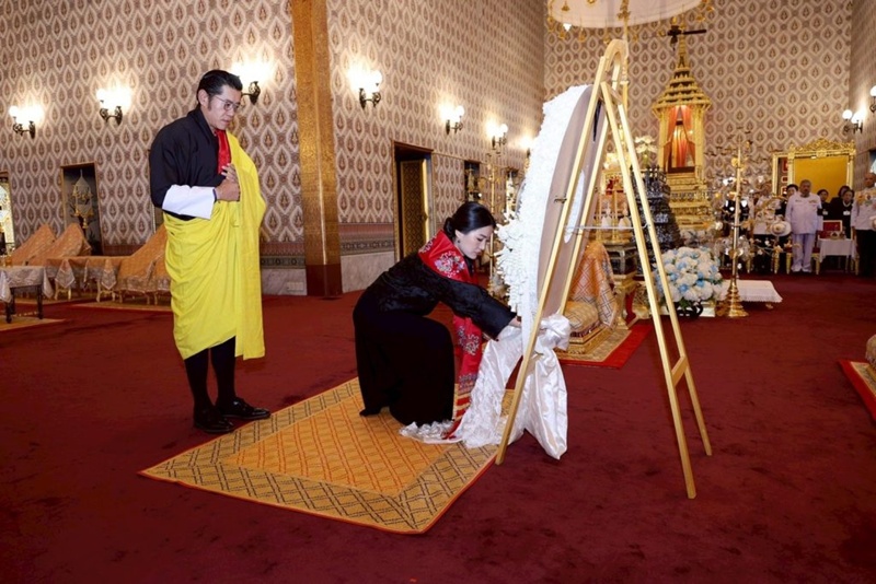 สมเด็จพระราชาธิบดีจิกมี วางพวงมาลาถวายราชสักการะหน้าพระบรมศพ สมเด็จพระพันปีหลวง