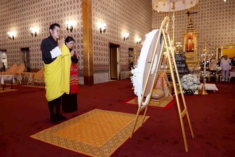 สมเด็จพระราชาธิบดีจิกมี วางพวงมาลาถวายราชสักการะหน้าพระบรมศพ สมเด็จพระพันปีหลวง