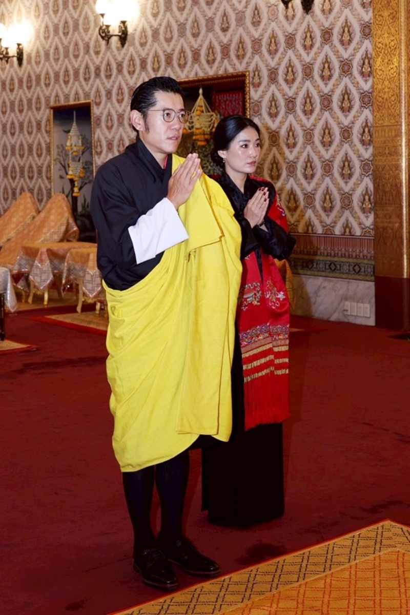 สมเด็จพระราชาธิบดีจิกมี วางพวงมาลาถวายราชสักการะหน้าพระบรมศพ สมเด็จพระพันปีหลวง