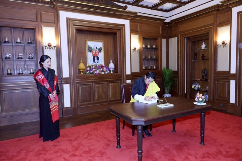 สมเด็จพระราชาธิบดีจิกมี วางพวงมาลาถวายราชสักการะหน้าพระบรมศพ สมเด็จพระพันปีหลวง