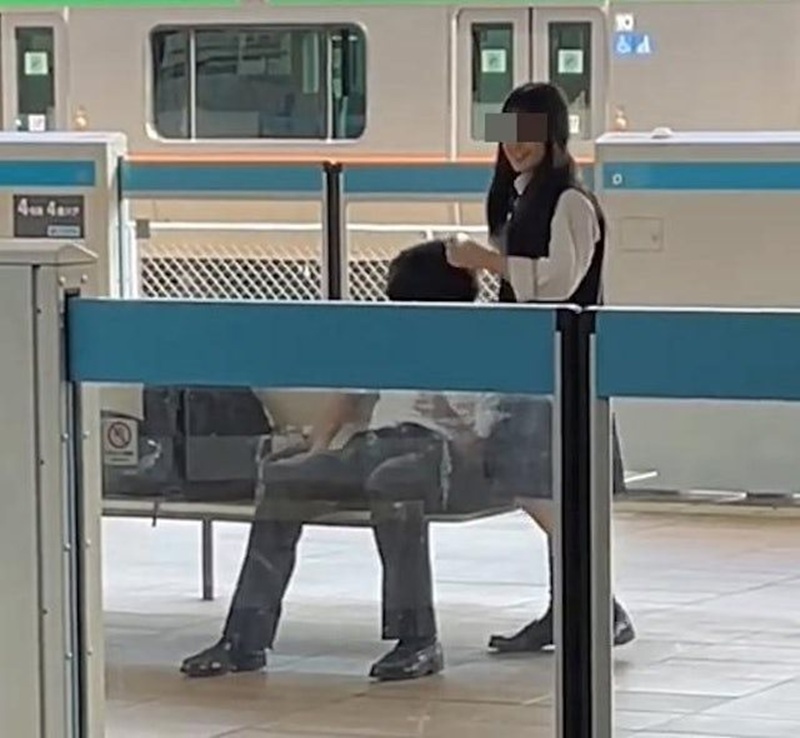 คู่รักนักเรียนญี่ปุ่น